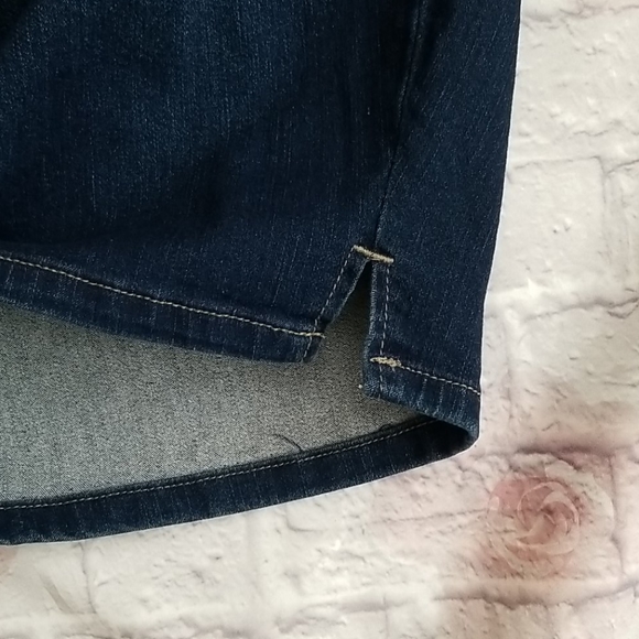 Level Eight Woman Capris - Picture 3 of 4